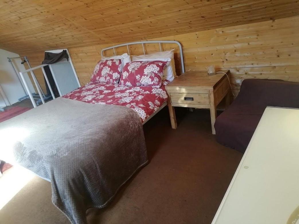 Cozy Loft In Bushey, 20 Mins By Train To Euston London Apartman Kültér fotó